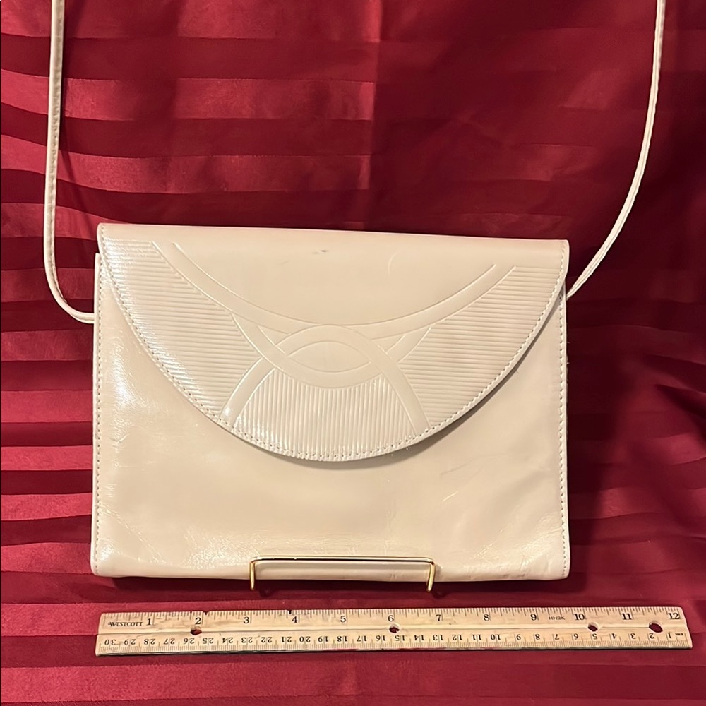 Vintage Chandlers Spain Genuine Leather Elegant Crossbody Bag.